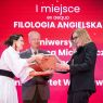 zdjęcie: dwie osoby wręczają dyplom trzeciej