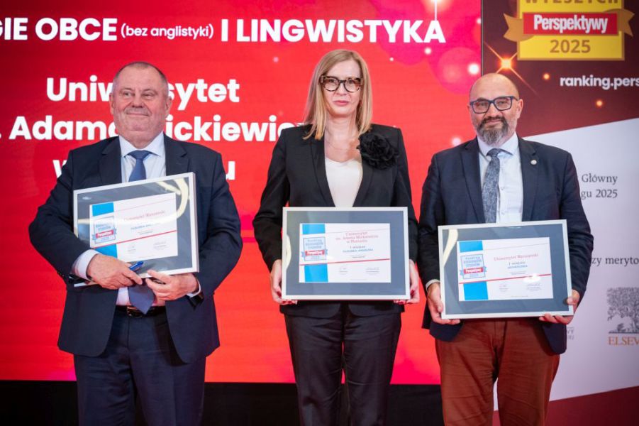 zdjęcie: grupa trojga osób pozuje do zdjęcia, trzymając w dłoniach dyplomy