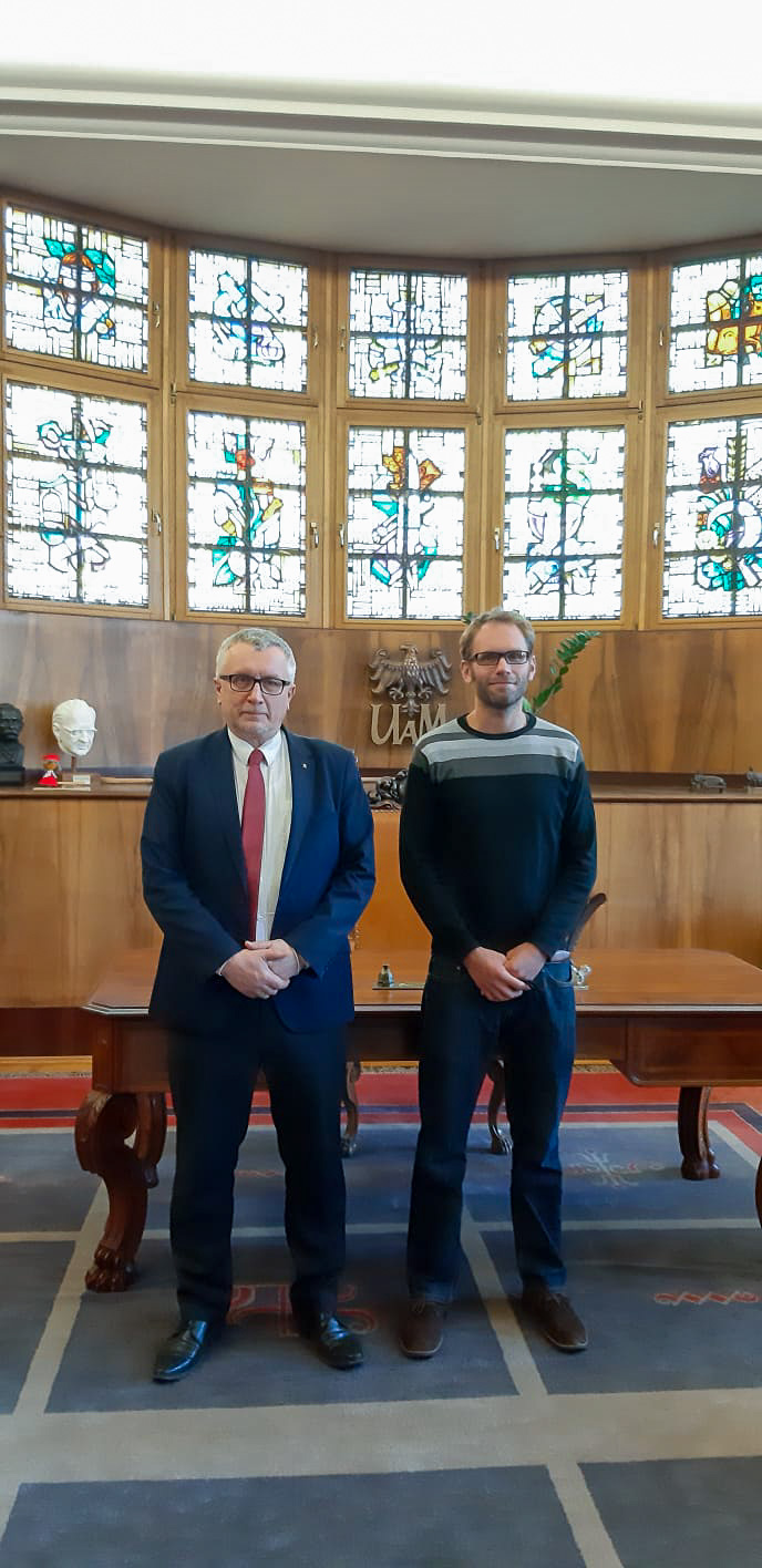 zdjęcie: dwie osoby pozują do zdjęcia w biurze