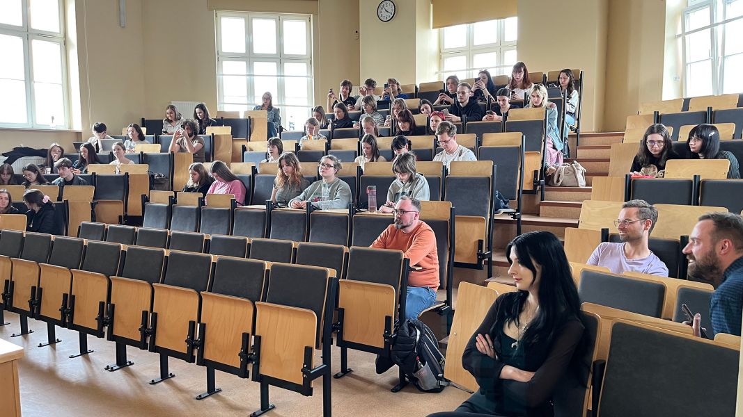 zdjęcie: publiczność na wykładzie