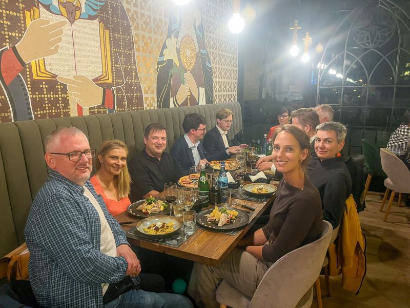 Grupa osób przy stole w restauracji
