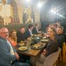 Grupa osób przy stole w restauracji