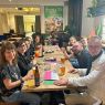 Grupa osób przy stole w restauracji „Kulturalna”