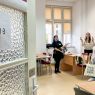 zdjęcie: otwarte drzwi do sali, na których przyklejono kartkę z napisem w języku angielskim {Dutch}, czyli {język niderlandzki}; za drzwiami grupa czworga radosnych osób pozuje przyjaźnie do zdjęcia