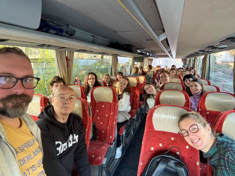 zdjęcie: grupa osób pozuje w autokarze