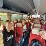 zdjęcie: grupa osób pozuje w autokarze