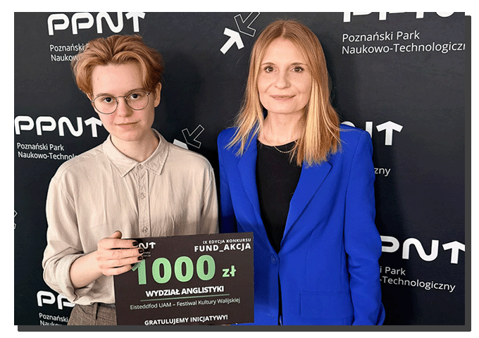 zdjęcie: osoba pozuje z symbolicznym czekiem na kwotę 1000 PLN dla Wydziału Anglistyki