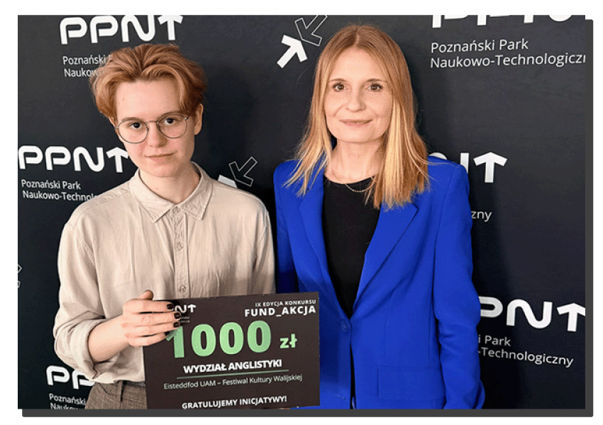 zdjęcie: osoba pozuje z symbolicznym czekiem na kwotę 1000 PLN dla Wydziału Anglistyki