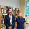 zdjęcie: dwie osoby pozują do zdjęcia w biurze