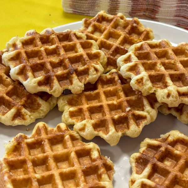 zdjęcie: taca z waflami na stole