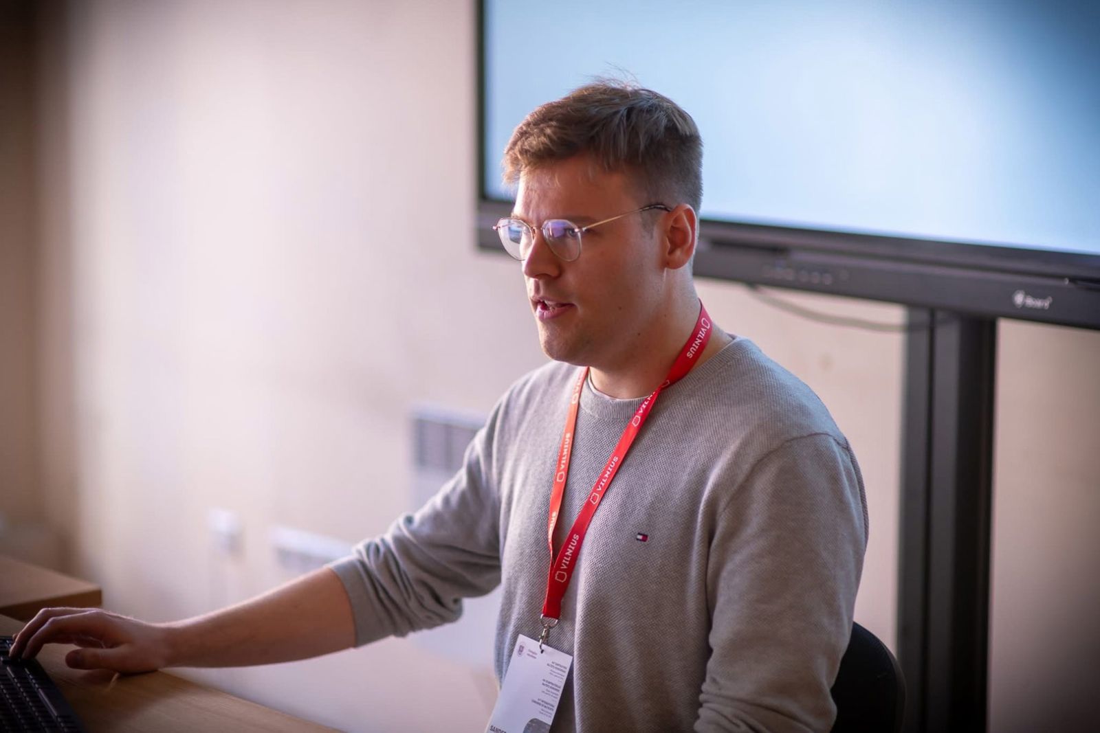 photograph: Sander van Hes behind a desk in a conference room