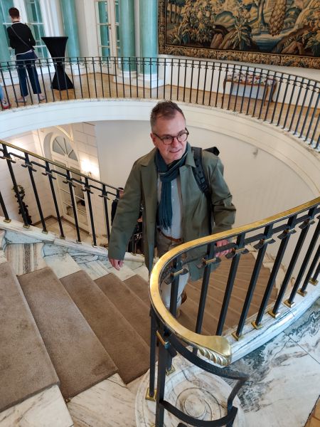 Paweł Zajas na zabytkowych schodach