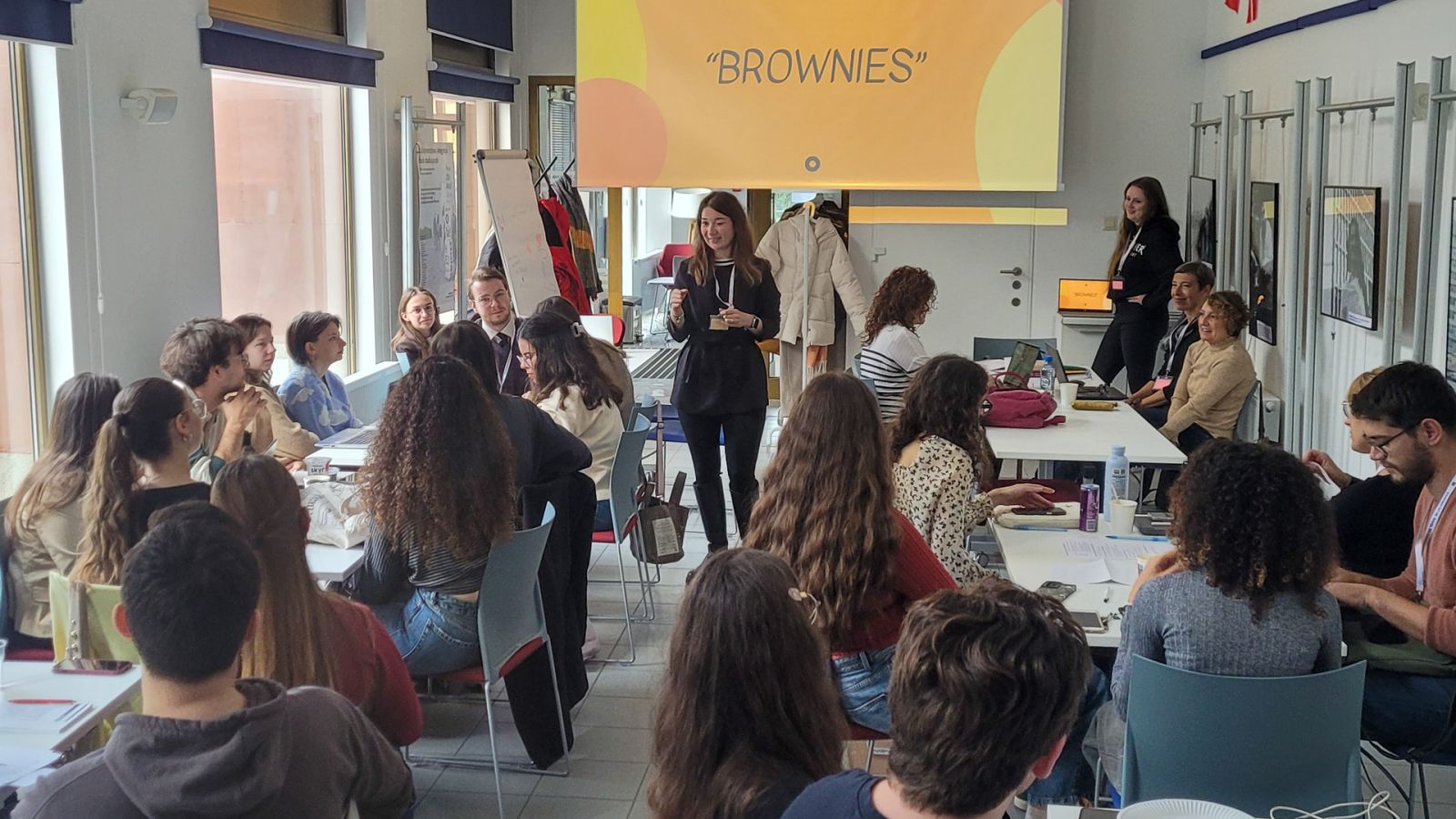 zdjęcie: grupa kilkanaściorga osób w sali seminaryjnej