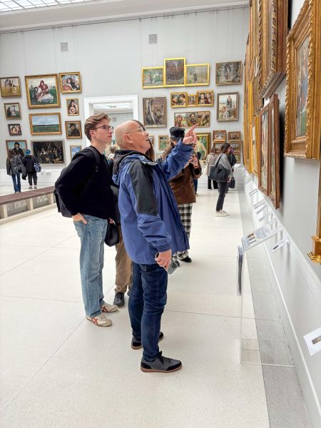 zdjęcie: grupa osób ogląda obrazy w galerii