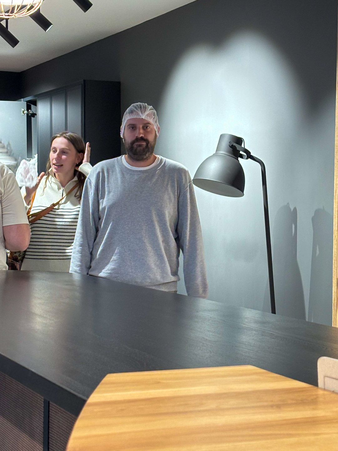 zdjęcie: osoba pozuje w czepku ochronnym