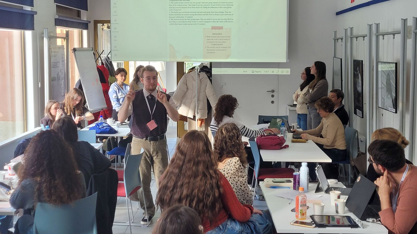 zdjęcie: grupa kilkanaściorga osób w sali seminaryjnej