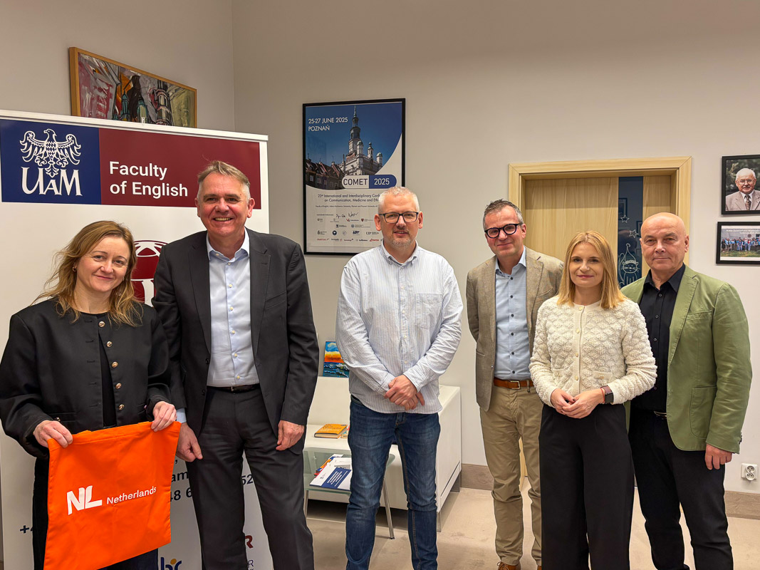 zdjęcie: grupa sześciorga osób pozuje do zdjęcia w pomieszczeniu biurowym