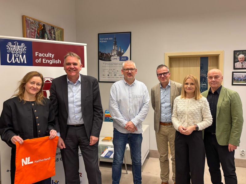 zdjęcie: grupa sześciorga osób pozuje do zdjęcia w pomieszczeniu biurowym