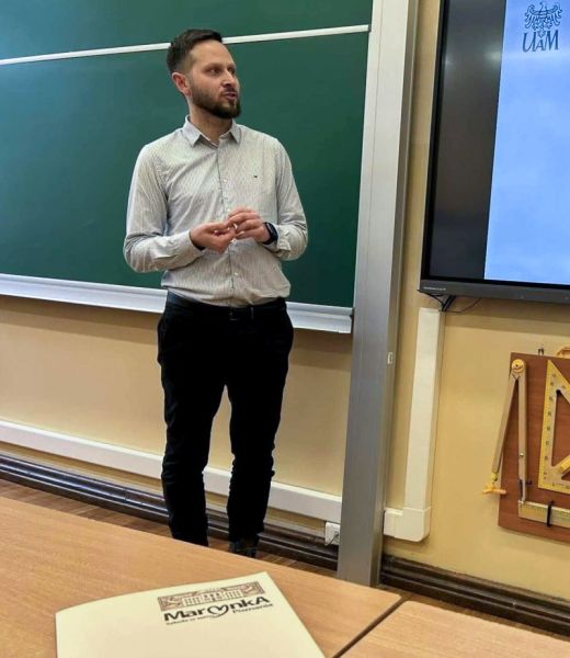 zdjęcie: prof. UAM dr hab. Paweł Korpal w trakcie wykładu