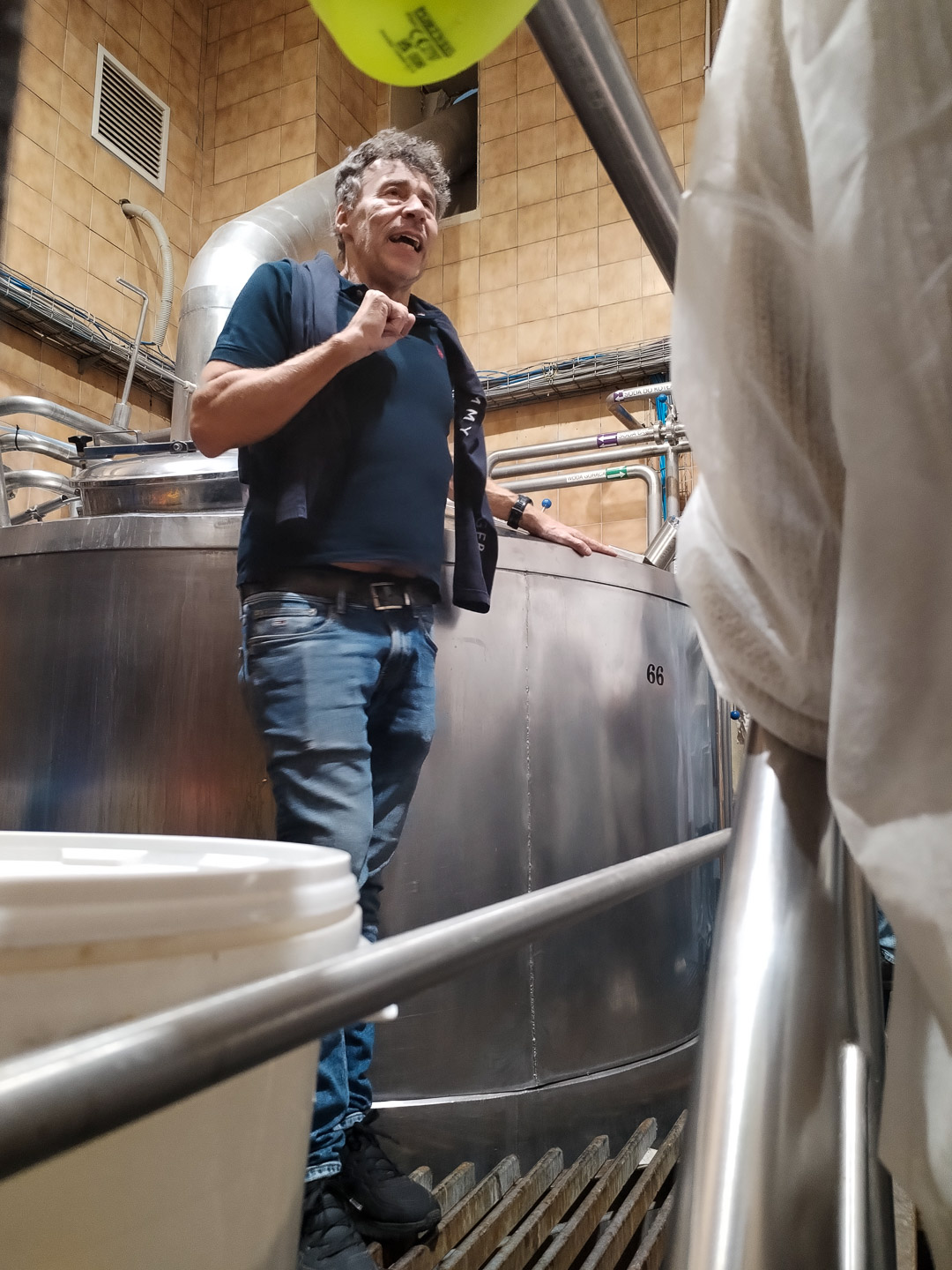 zdjęcie: osoba stoi przy kadzi browarnej