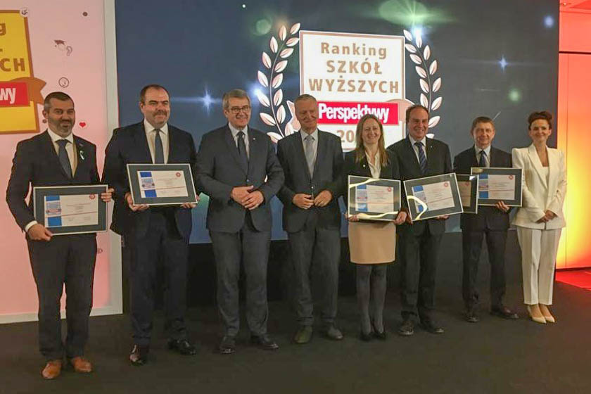 Dziekana Wydziału Anglistyki prof. dr hab. Joanna Pawelczyk wśród uczestników gali rankingu Perspektyw 2022