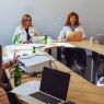 zdjęcie: sześcioro osób siedzi przy stole konferencyjnym