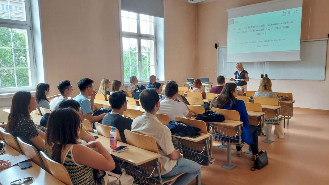 zdjęcie: grupa kilkudziesięciu osób w sali seminaryjnej