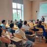 zdjęcie: grupa kilkudziesięciu osób w sali seminaryjnej