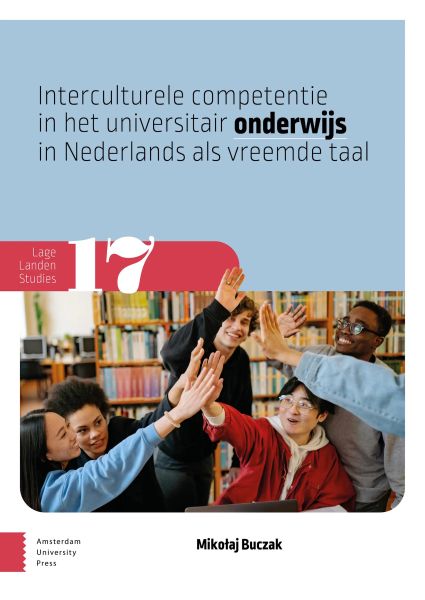 Okładka książki mikołaja Buczaka: na jasnoniebieskim tle tytuł: Interculturele competentie in het universitair onderwijs in Nederlands als vreemde taal z wytłuszczonym słowem onderwijs, poniżej na czerwonym tle napis Lage Landen Studies 17, poniżej fotografia przedstawiająca osoby o różnych korzeniach kulturowych, przybijające sobie piątkę w bibliotece, pod zdjęciem czarną czcionką, po lewej stronie Amsterdam University Press z logo, po środku tekst: Mikołaj Buczak