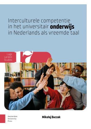Okładka książki mikołaja Buczaka: na jasnoniebieskim tle tytuł: Interculturele competentie in het universitair onderwijs in Nederlands als vreemde taal z wytłuszczonym słowem onderwijs, poniżej na czerwonym tle napis Lage Landen Studies 17, poniżej fotografia przedstawiająca osoby o różnych korzeniach kulturowych, przybijające sobie piątkę w bibliotece, pod zdjęciem czarną czcionką, po lewej stronie Amsterdam University Press z logo, po środku tekst: Mikołaj Buczak
