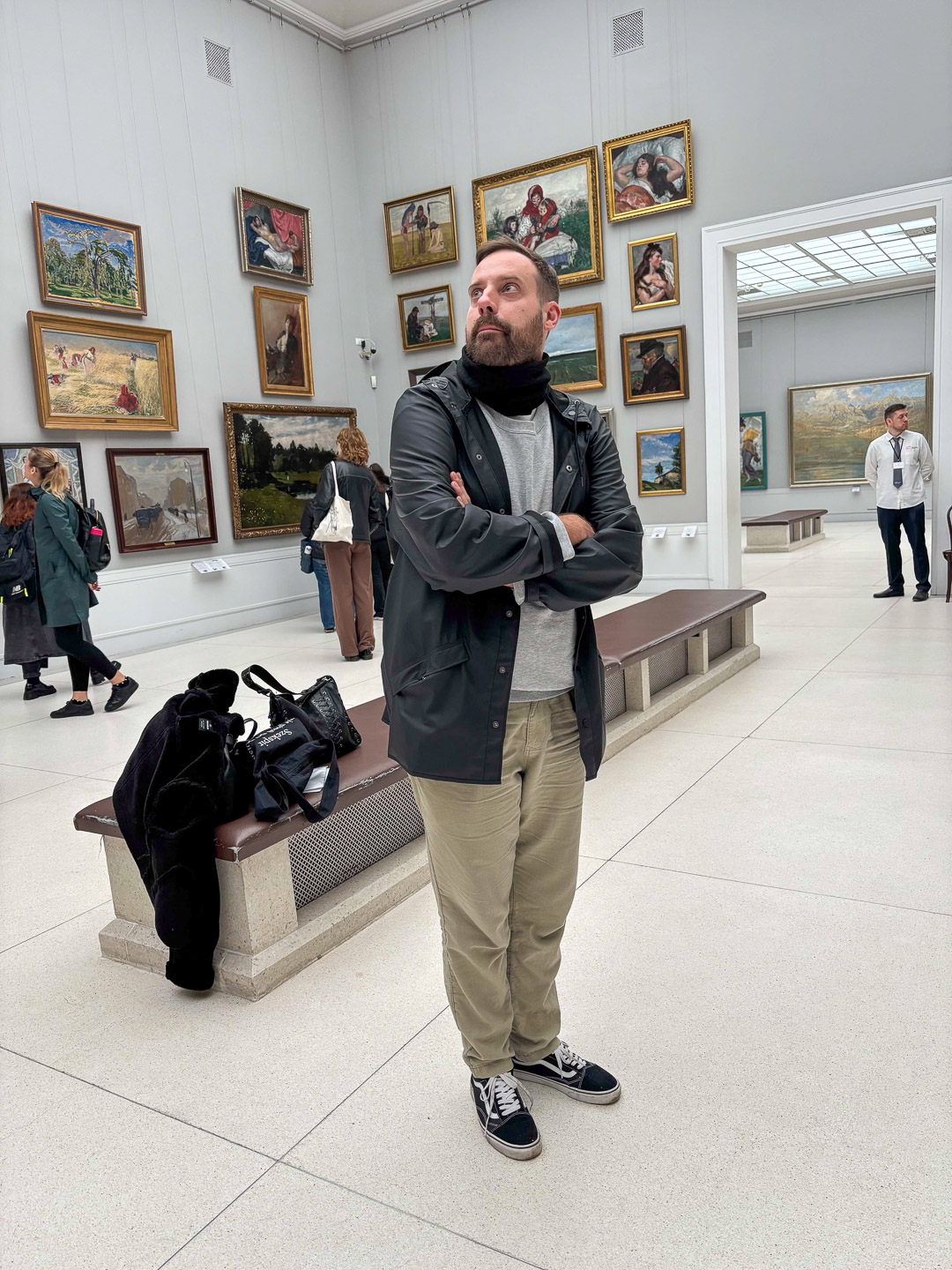 zdjęcie: osoba ogląda obrazy w galerii