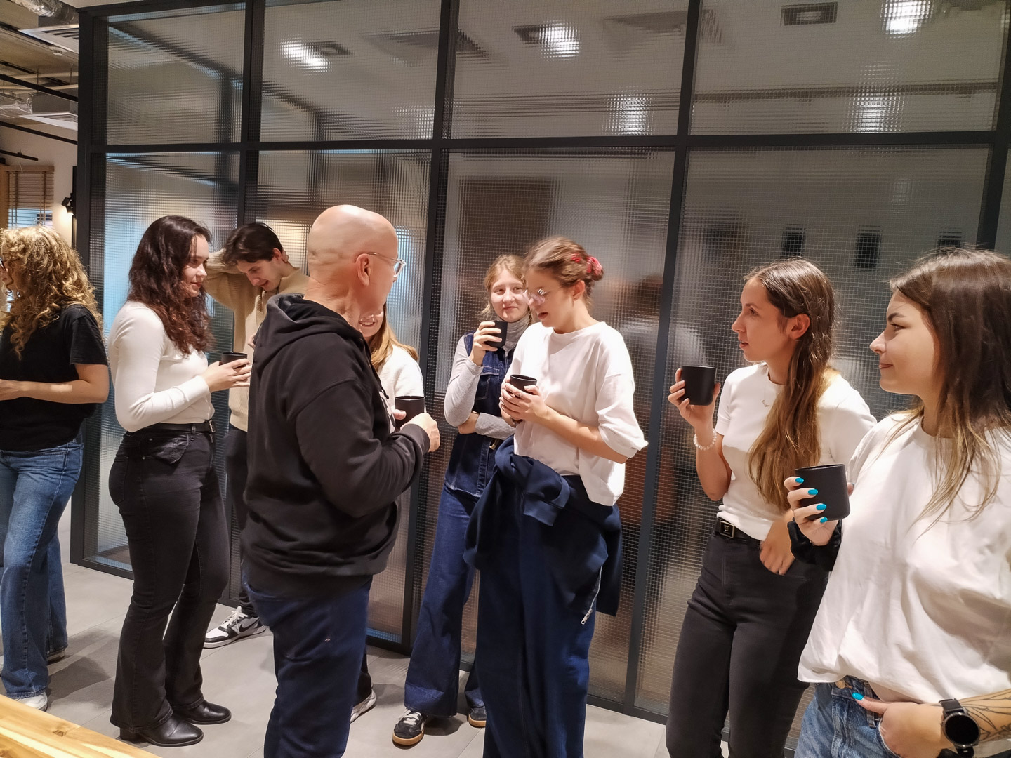 zdjęcie: grupa osób dyskutuje przy produktach browarnych