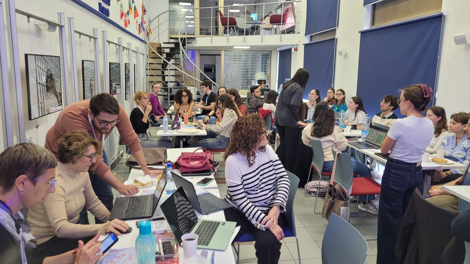 zdjęcie: grupa kilkanaściorga osób w sali seminaryjnej