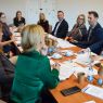 zdjęcie: grupa dwanaściorga osób przy stole koncerencyjnym w sali seminaryjnej