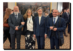 zdjęcie: cztery osoby pozują w sali w Pałacu Prezydenckim w Warszawie