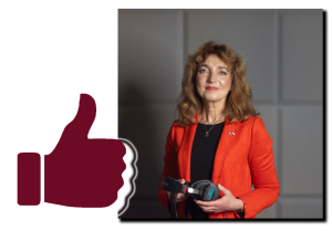 obraz kciuka w górę w barwach Wydziału Anglistyki oraz zdjęcie prof. UAM dr hab. Magdaleny Wrembel