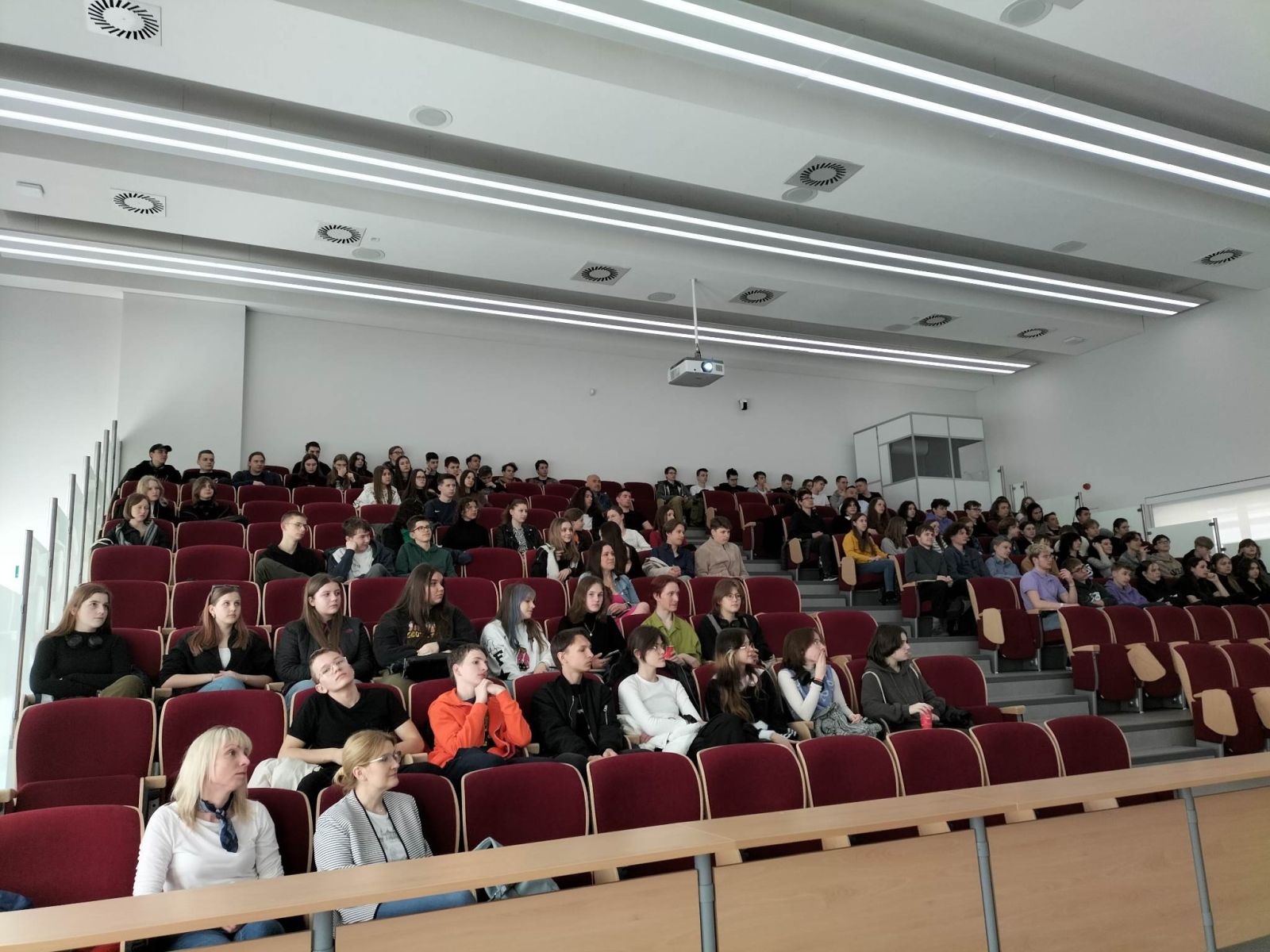 zdjęcie: zgromadzona w sali wykładowej publiczność