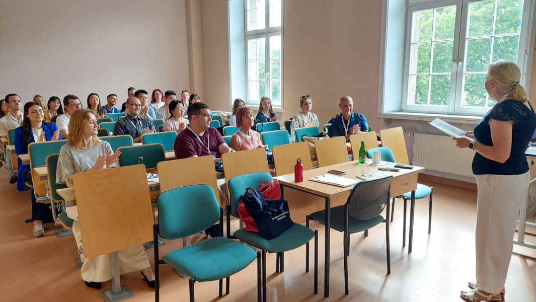 zdjęcie: grupa kilkudziesięciu osób w sali seminaryjnej
