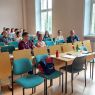 zdjęcie: grupa kilkudziesięciu osób w sali seminaryjnej