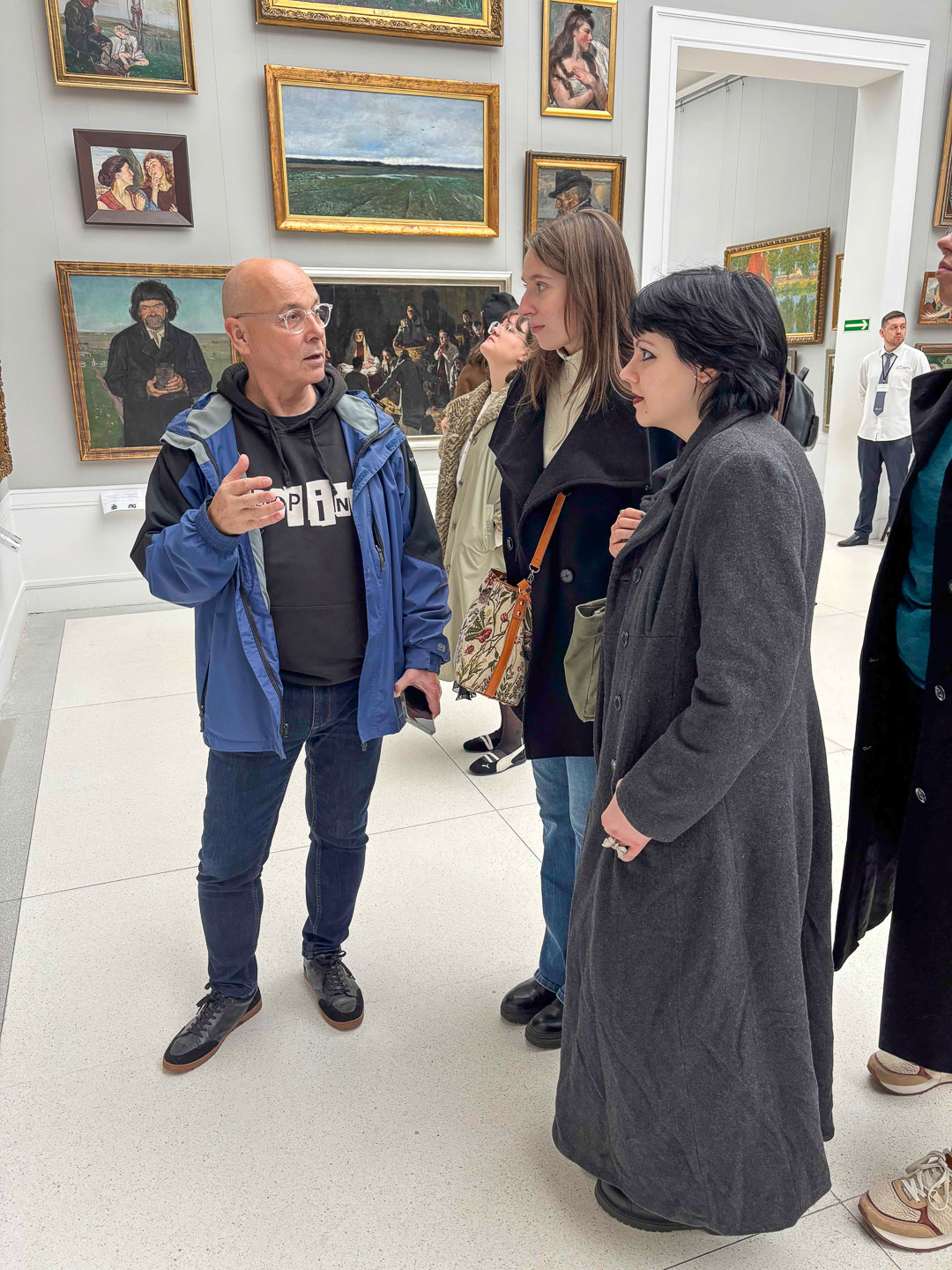 zdjęcie: grupa osób ogląda obrazy w galerii