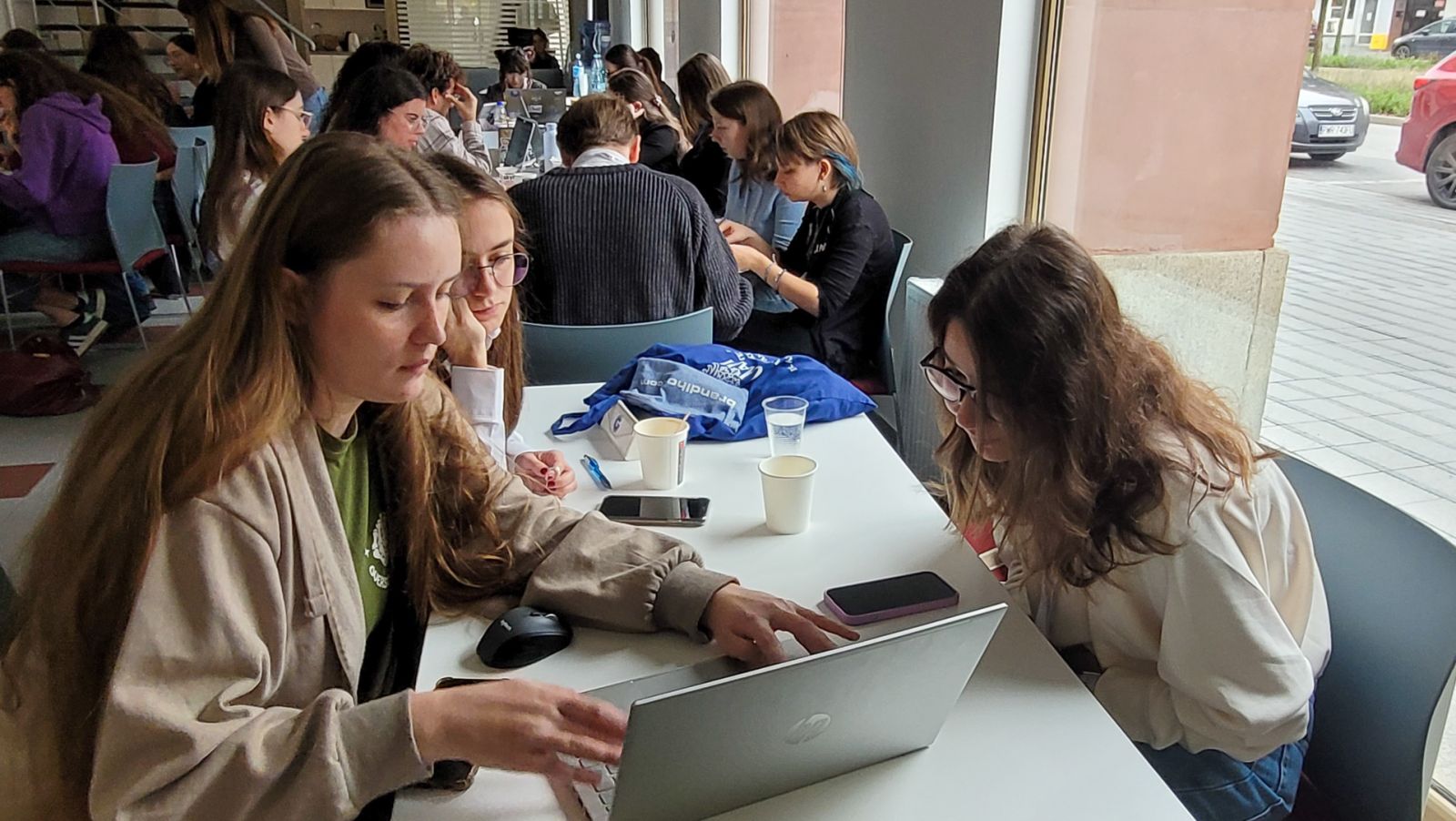 zdjęcie: grupa kilkanaściorga osób w sali seminaryjnej