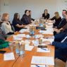 zdjęcie: grupa dwanaściorga osób przy stole koncerencyjnym w sali seminaryjnej