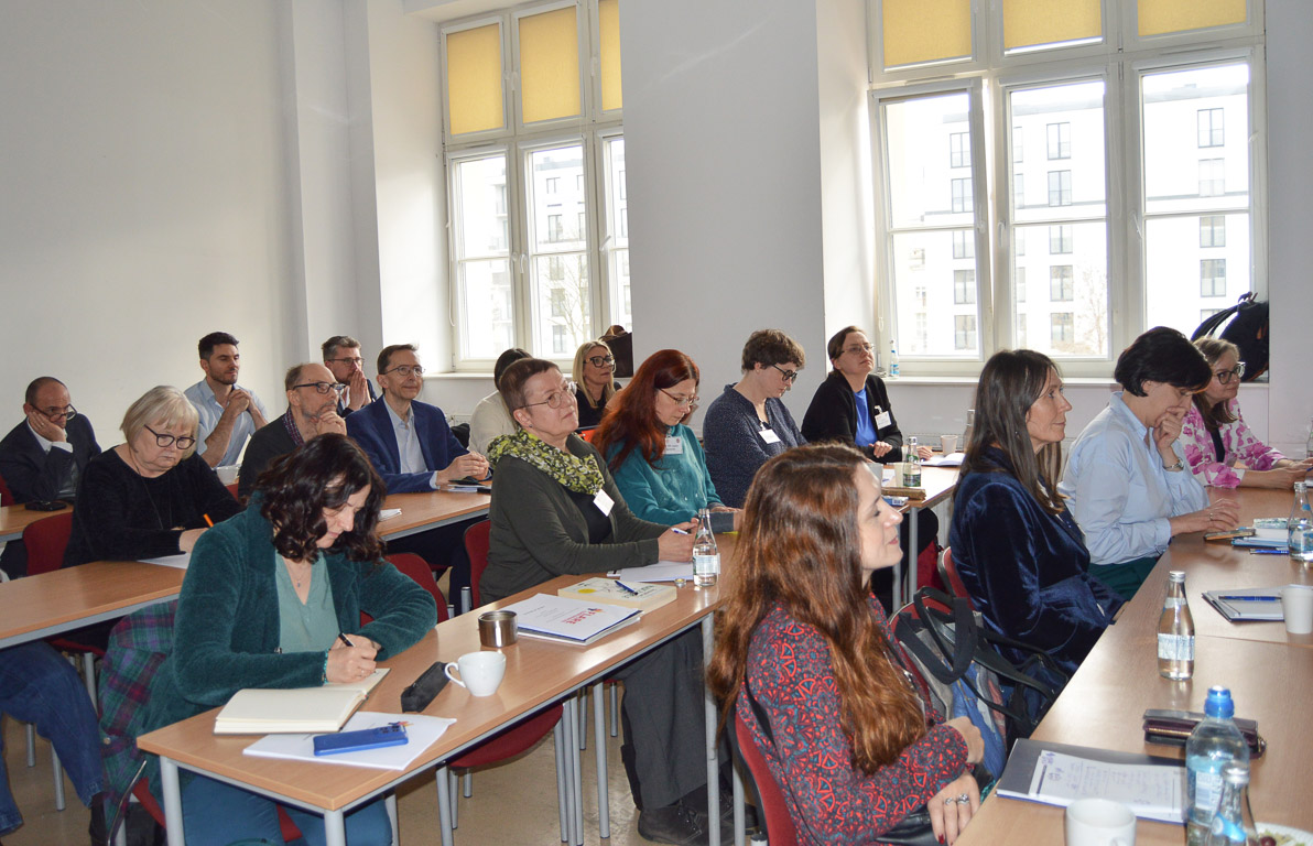 zdjęcie: publiczność w sali seminaryjnej — kilkananaście osób