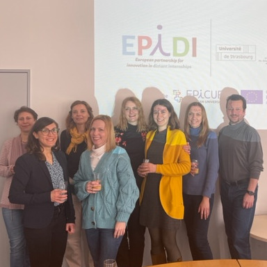 zdjęcie: grupa ośmiorga osób pozuje