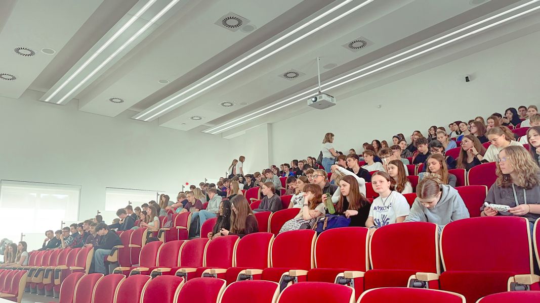 zdjęcie grupy osób siedzących w sali wykładowej