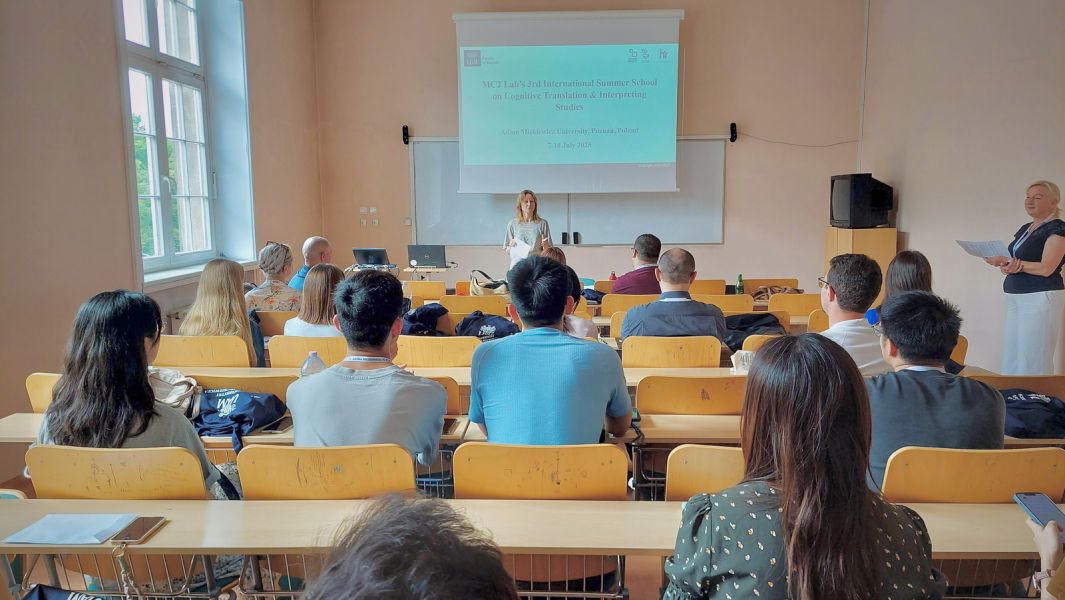 zdjęcie: grupa kilkudziesięciu osób w sali seminaryjnej