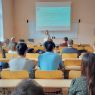 zdjęcie: grupa kilkudziesięciu osób w sali seminaryjnej
