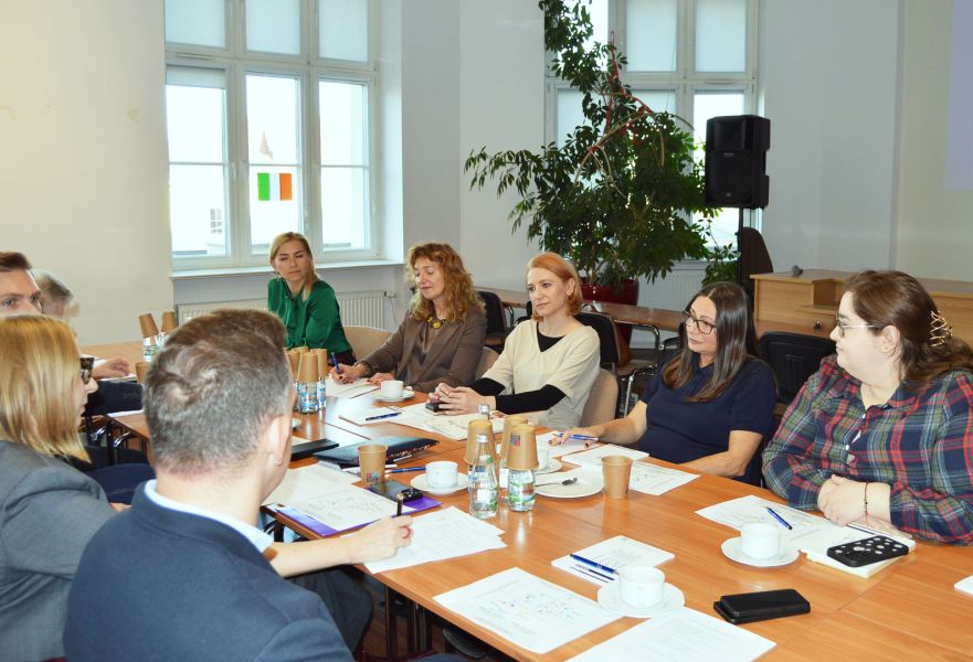 zdjęcie: grupa dwanaściorga osób przy stole koncerencyjnym w sali seminaryjnej
