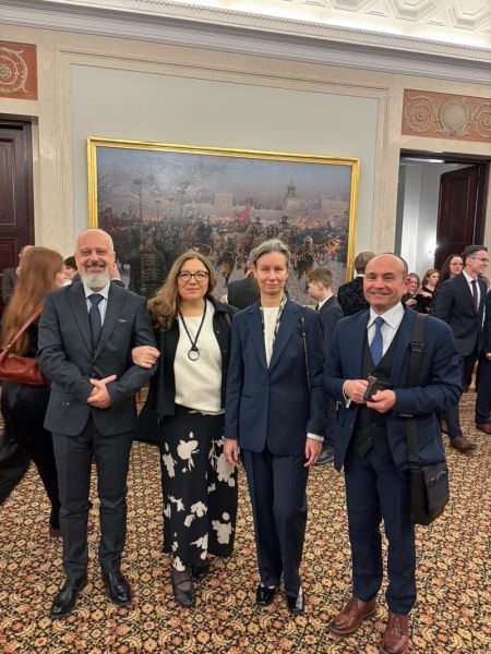 zdjęcie: cztery osoby pozują w sali w Pałacu Prezydenckim w Warszawie