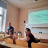 zdjęcie: grupa kilku osób w sali seminaryjnej